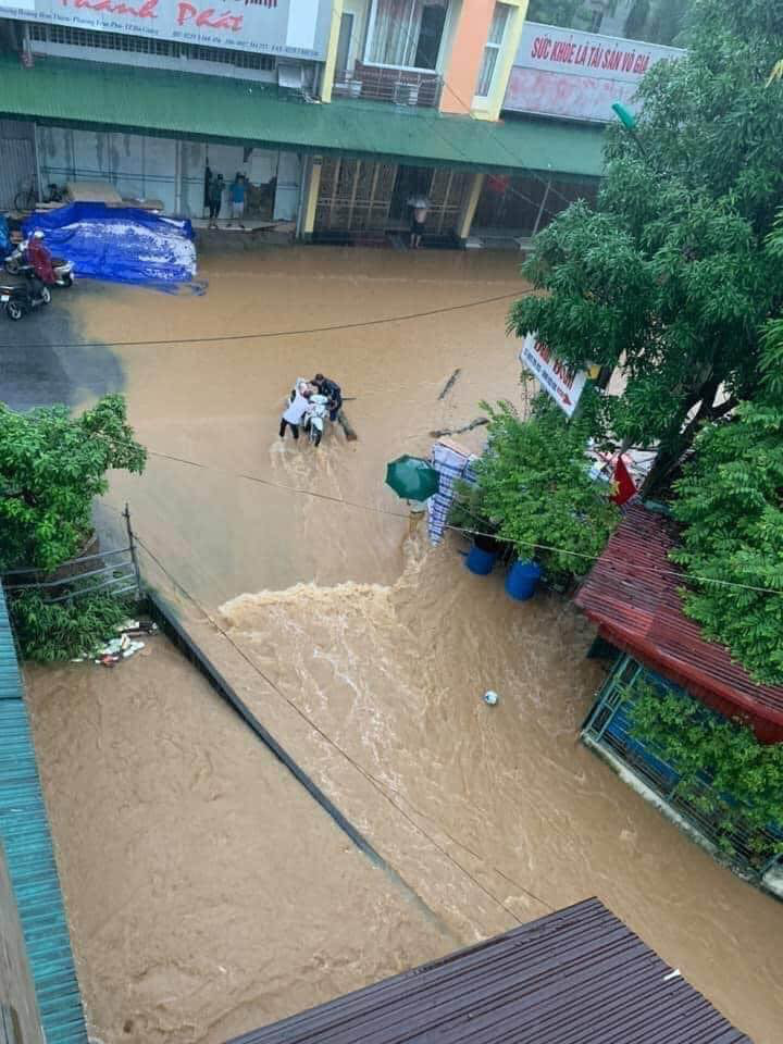 Mưa lớn, nước chảy cuồn cuộn, ngập sâu tới cả mét ở Hà Giang, clip và ảnh liên tục được chia sẻ - Ảnh 5.