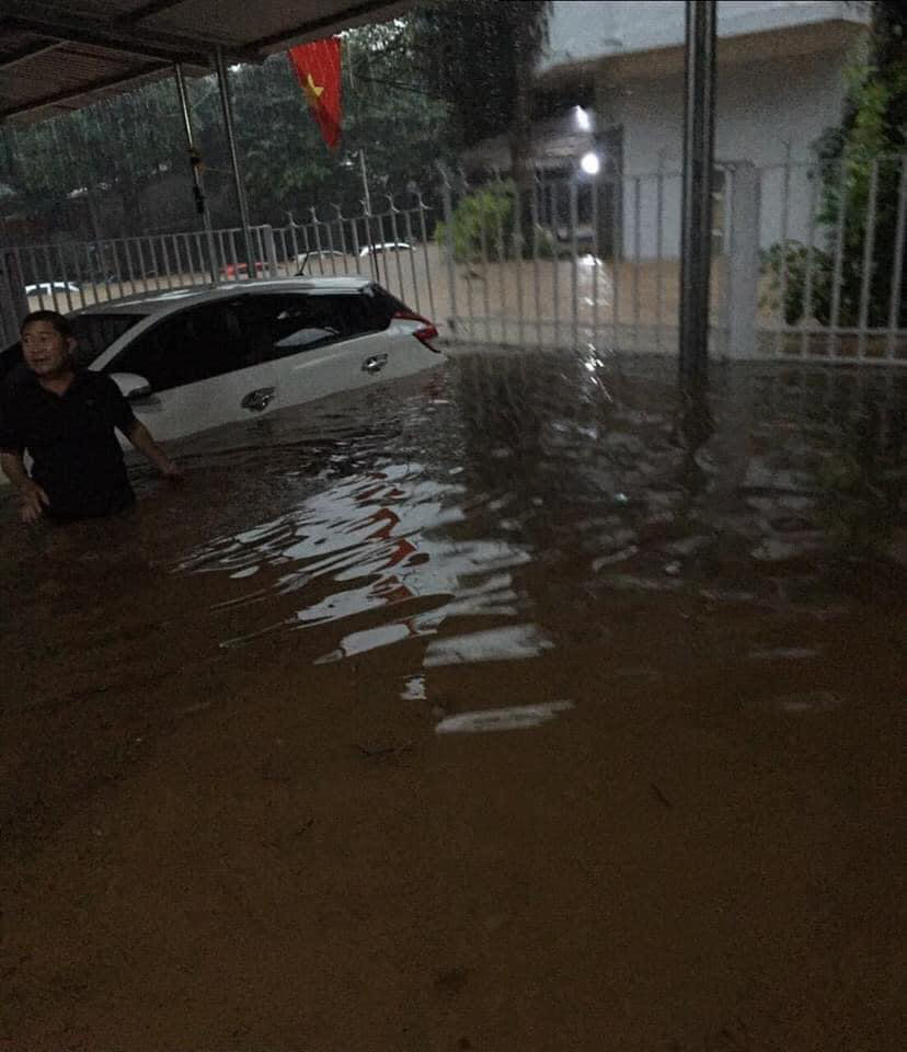 Mưa lớn, nước chảy cuồn cuộn, ngập sâu tới cả mét ở Hà Giang, clip và ảnh liên tục được chia sẻ - Ảnh 3.