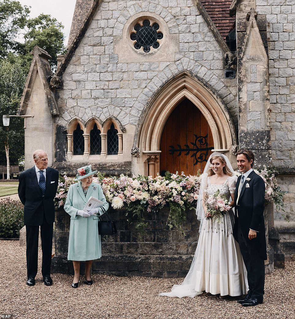 Lý do vợ chồng Công nương Kate và nhà Sussex vắng mặt trong hôn lễ công chúa nước Anh và phản ứng trái chiều của họ - Ảnh 1.
