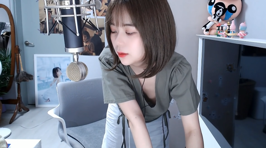 Mải mê chỉnh camera, nữ streamer xinh đẹp ngại ngùng nhận ra khoảnh khắc hớ hênh ngay trên sóng - Ảnh 3.