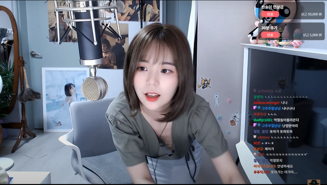 Mải mê chỉnh camera, nữ streamer xinh đẹp ngại ngùng nhận ra khoảnh khắc hớ hênh ngay trên sóng - Ảnh 2.