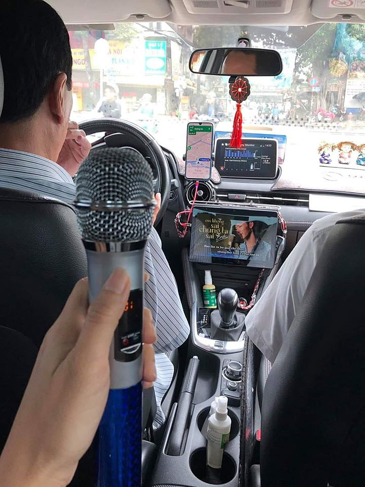 Bác tài lái taxi &quot;chịu chơi&quot; nhất năm: Sắm hẳn mic karaoke, dàn loa 30 triệu lắp trên xe chỉ để... hát cho vui - Ảnh 1.