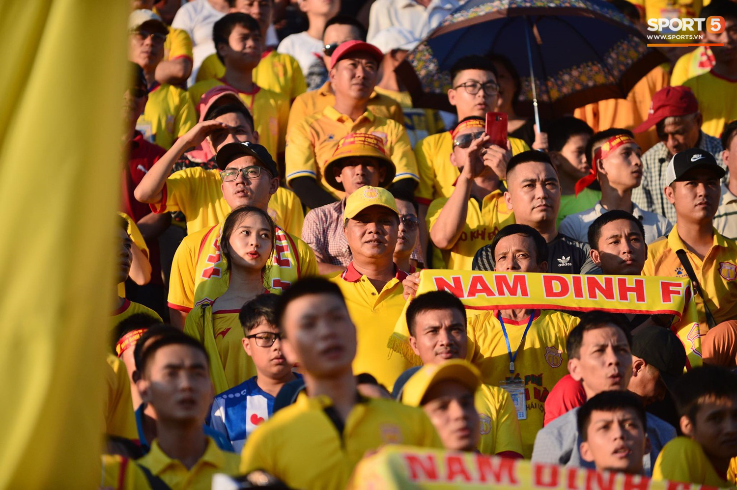 Hàng nghìn CĐV Nam Định đồng loạt quay lưng để phản đối trọng tài V.League - Ảnh 9.