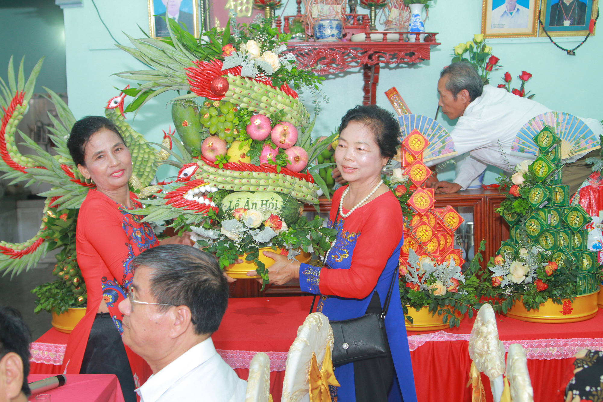 Bỏ 2 triệu thuê thợ chụp ảnh ngày cưới, cô dâu khóc thét khi nhận thành quả cháy sáng đến mờ mịt, biểu cảm thất thần khó tả - Ảnh 4.