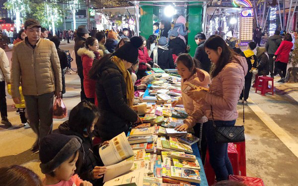 Cao Bằng: Tiếp tục duy trì tổ chức phục vụ độc giả bằng Xe thư viện lưu động tại Phố đi bộ Kim Đồng