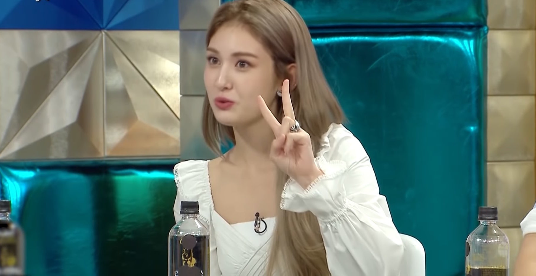 Somi bất ngờ tiết lộ bị bạn bè cô lập thời Tiểu học, bắt đầu xuất hiện trên truyền hình từ năm 4 tuổi - Ảnh 2.
