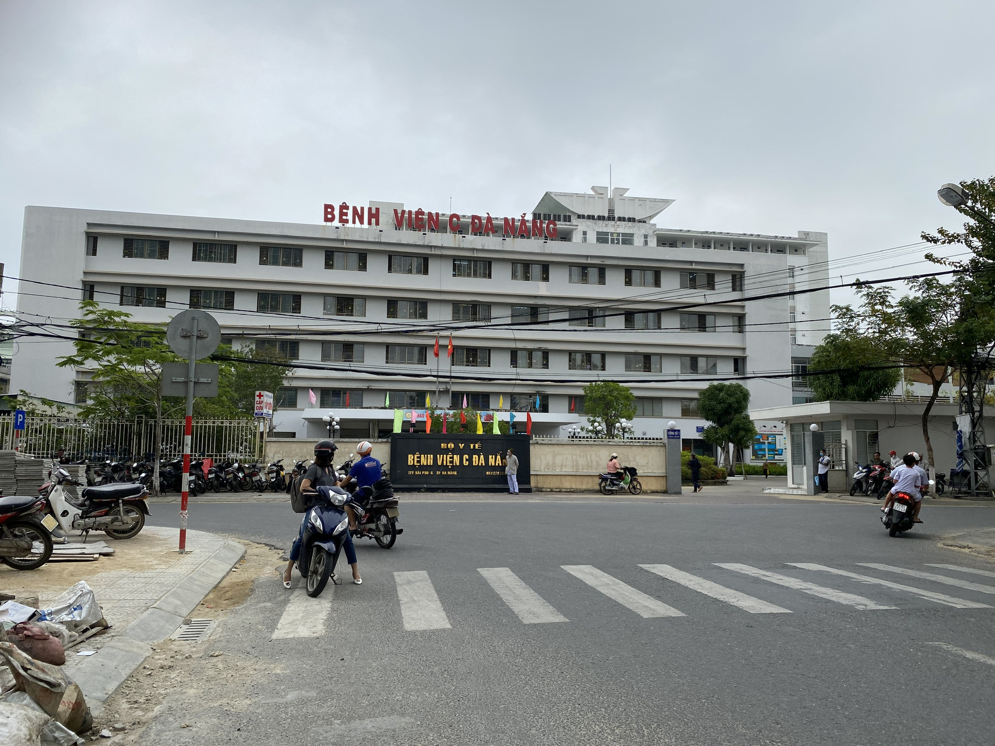 Bệnh viện C Đà Nẵng tạm dừng nhận người bệnh điều trị mới vì ghi nhận ca nghi nhiễm Covid-19 - Ảnh 1.