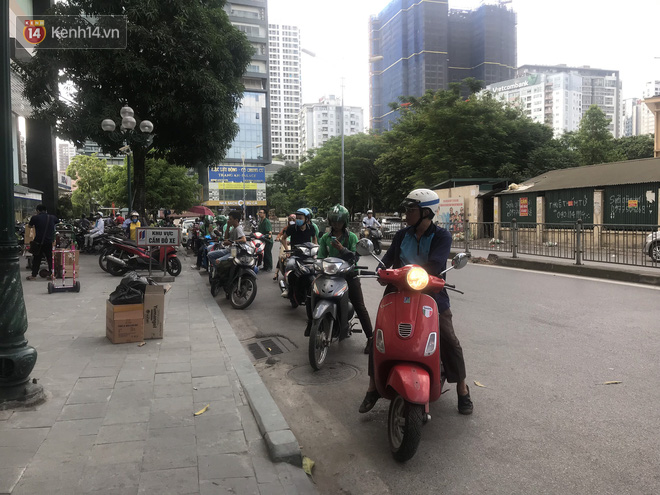Sau thông tin có ca nghi nhiễm Covid-19 ở Đà Nẵng, chợ thuốc lớn nhất Hà Nội lại tấp nập người chen nhau mua hàng thùng khẩu trang - Ảnh 15.