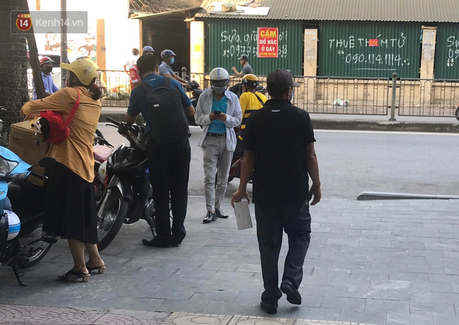 Sau thông tin có ca nghi nhiễm Covid-19 ở Đà Nẵng, chợ thuốc lớn nhất Hà Nội lại tấp nập người chen nhau mua hàng thùng khẩu trang - Ảnh 10.
