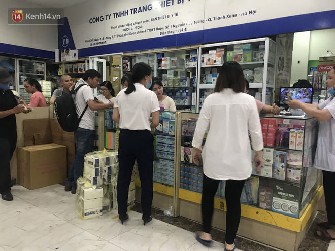 Sau thông tin có ca nghi nhiễm Covid-19 ở Đà Nẵng, chợ thuốc lớn nhất Hà Nội lại tấp nập người chen nhau mua hàng thùng khẩu trang - Ảnh 9.