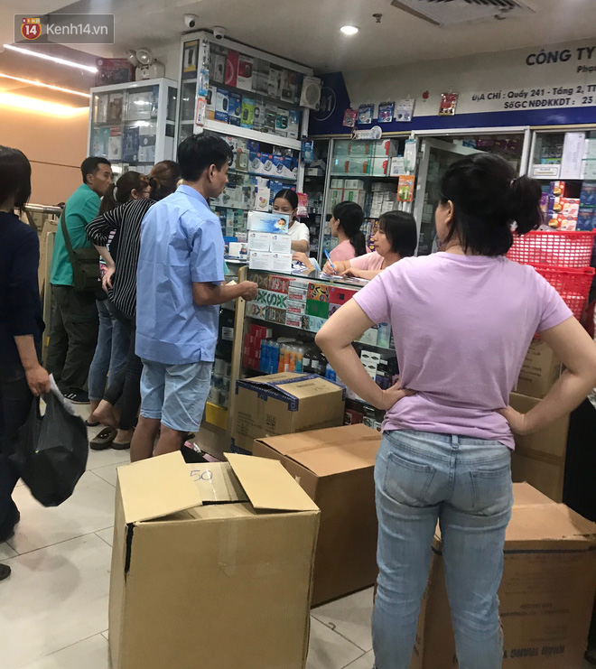 Sau thông tin có ca nghi nhiễm Covid-19 ở Đà Nẵng, chợ thuốc lớn nhất Hà Nội lại tấp nập người chen nhau mua hàng thùng khẩu trang - Ảnh 3.
