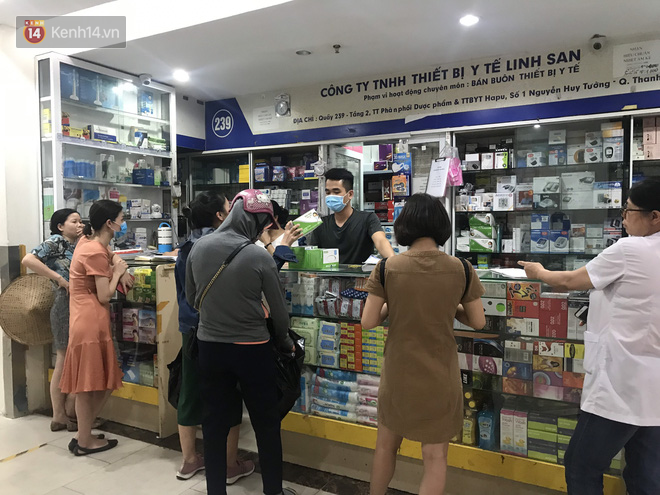 Sau thông tin có ca nghi nhiễm Covid-19 ở Đà Nẵng, chợ thuốc lớn nhất Hà Nội lại tấp nập người chen nhau mua hàng thùng khẩu trang - Ảnh 4.