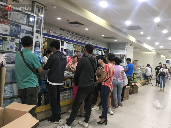 Sau thông tin có ca nghi nhiễm Covid-19 ở Đà Nẵng, chợ thuốc lớn nhất Hà Nội lại tấp nập người chen nhau mua hàng thùng khẩu trang - Ảnh 7.
