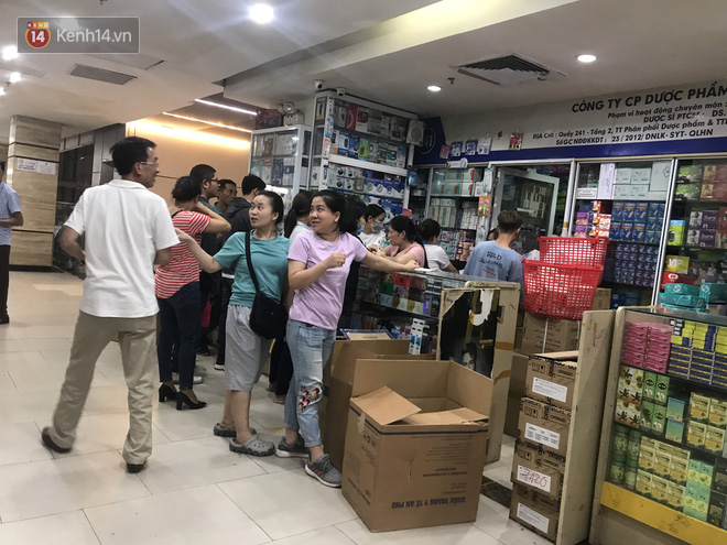 Sau thông tin có ca nghi nhiễm Covid-19 ở Đà Nẵng, chợ thuốc lớn nhất Hà Nội lại tấp nập người chen nhau mua hàng thùng khẩu trang - Ảnh 6.