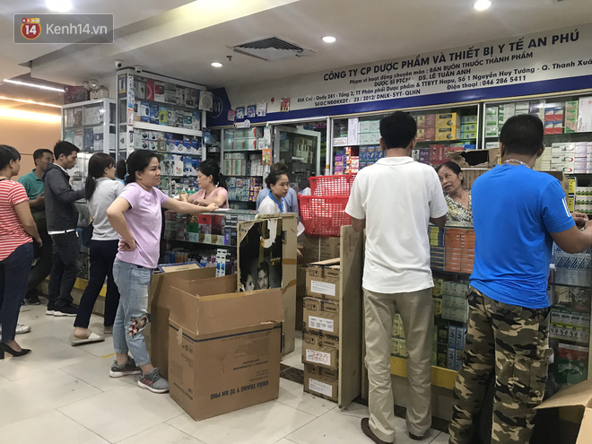 Sau thông tin có ca nghi nhiễm Covid-19 ở Đà Nẵng, chợ thuốc lớn nhất Hà Nội lại tấp nập người chen nhau mua hàng thùng khẩu trang - Ảnh 2.