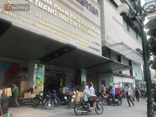 Sau thông tin có ca nghi nhiễm Covid-19 ở Đà Nẵng, chợ thuốc lớn nhất Hà Nội lại tấp nập người chen nhau mua hàng thùng khẩu trang - Ảnh 14.