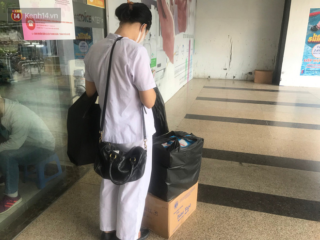 Sau thông tin có ca nghi nhiễm Covid-19 ở Đà Nẵng, chợ thuốc lớn nhất Hà Nội lại tấp nập người chen nhau mua hàng thùng khẩu trang - Ảnh 13.