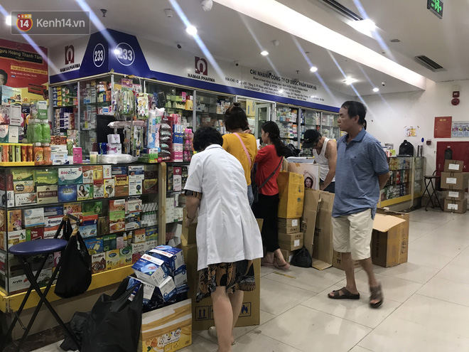 Sau thông tin có ca nghi nhiễm Covid-19 ở Đà Nẵng, chợ thuốc lớn nhất Hà Nội lại tấp nập người chen nhau mua hàng thùng khẩu trang - Ảnh 5.