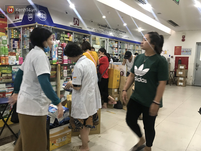 Sau thông tin có ca nghi nhiễm Covid-19 ở Đà Nẵng, chợ thuốc lớn nhất Hà Nội lại tấp nập người chen nhau mua hàng thùng khẩu trang - Ảnh 8.