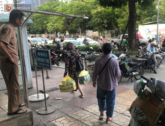 Sau thông tin có ca nghi nhiễm Covid-19 ở Đà Nẵng, chợ thuốc lớn nhất Hà Nội lại tấp nập người chen nhau mua hàng thùng khẩu trang - Ảnh 12.