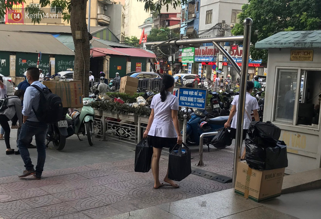 Sau thông tin có ca nghi nhiễm Covid-19 ở Đà Nẵng, chợ thuốc lớn nhất Hà Nội lại tấp nập người chen nhau mua hàng thùng khẩu trang - Ảnh 11.
