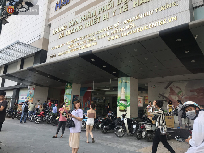 Sau thông tin có ca nghi nhiễm Covid-19 ở Đà Nẵng, chợ thuốc lớn nhất Hà Nội lại tấp nập người chen nhau mua hàng thùng khẩu trang - Ảnh 1.