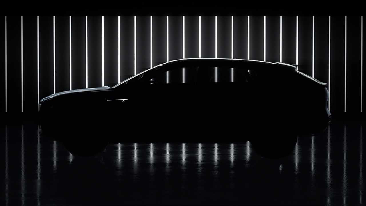 SUV Cadillac đấu Tesla Model X, Mercedes-Benz EQC lộ màn hình khổng lồ 33 inch như rạp phim thu nhỏ - Ảnh 2.