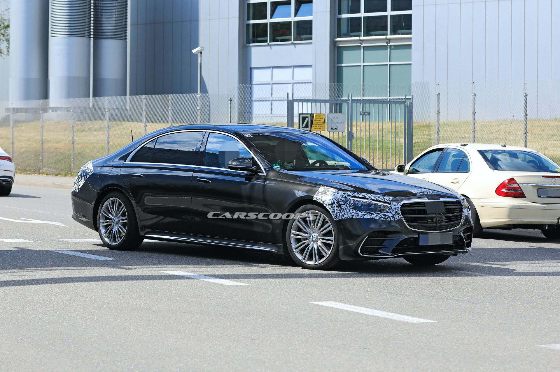 Mercedes-Benz vén màn thêm chi tiết độc nhất vô nhị trên S-Class mới - Ảnh 1.