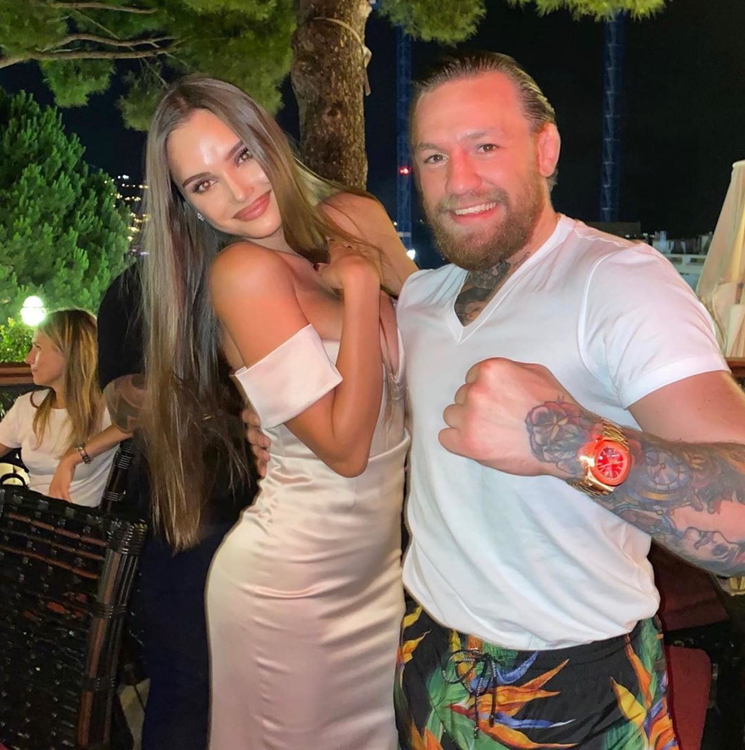 Bị &quot;tra khảo&quot; dữ dội sau tấm hình tình tứ với McGregor, mỹ nhân làng thể thao buộc phải phân trần: Anh ta đi với bạn gái mà - Ảnh 1.