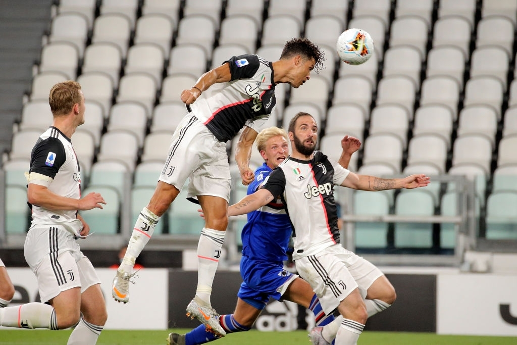 Ronaldo ôm mặt nuối tiếc trong ngày in dấu giày cả 2 bàn thắng giúp Juventus lên ngôi vô địch Serie A - Ảnh 2.