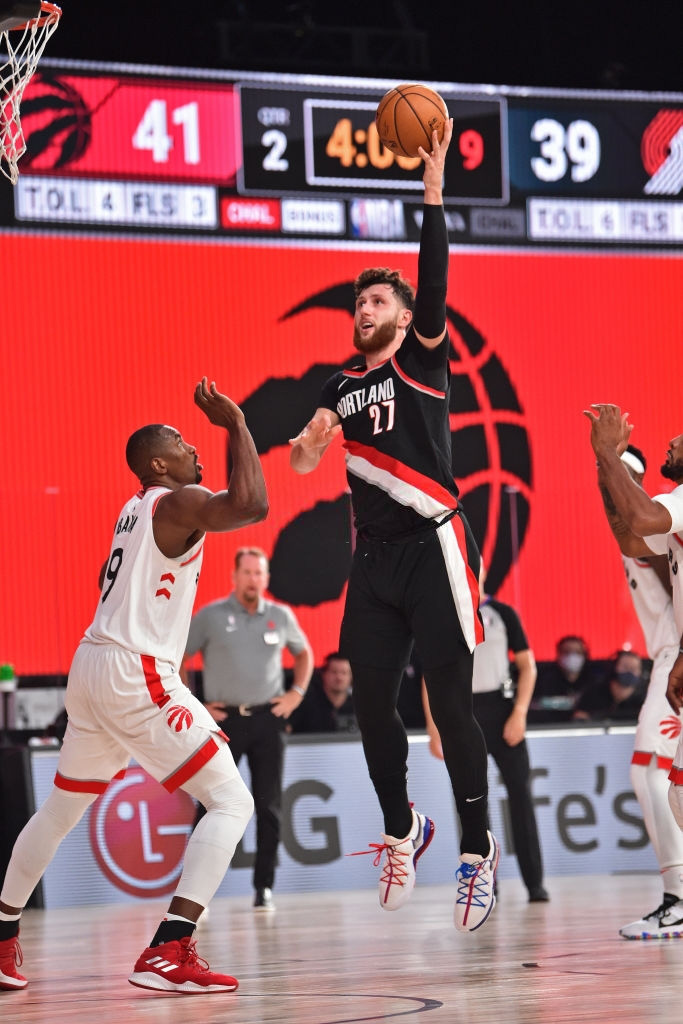 Vụ ẩu đả đầu tiên trong khu cách ly đã xảy ra: Jusuf Nurkic &quot;đụng chạm&quot; Serge Ibaka sau màn tranh chấp dưới rổ - Ảnh 2.