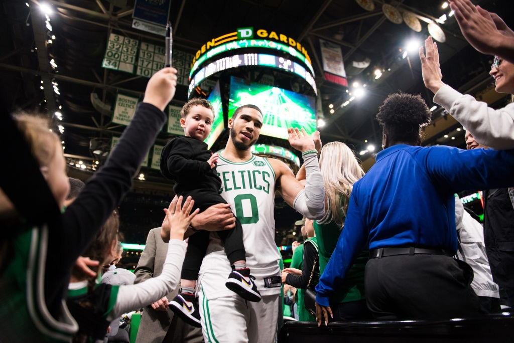 Góc đáng yêu: Ấm áp hình ảnh Jayson Tatum thực hiện nghĩa vụ người cha khi ở bên trong khu cách ly - Ảnh 2.