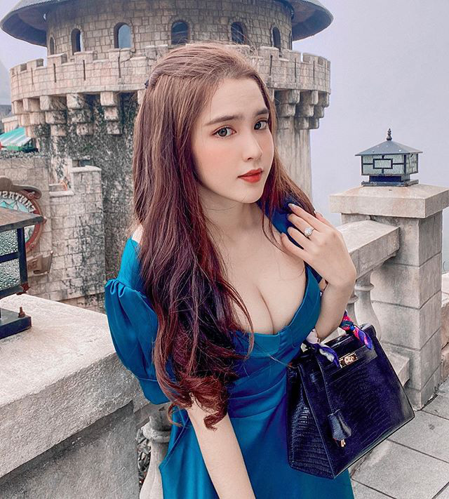 Ngắm vẻ đẹp căng đầy của 2 hot girl bông hồng lai, 18 tuổi nhưng chấp hết mọi loại áo trễ nải - Ảnh 1.