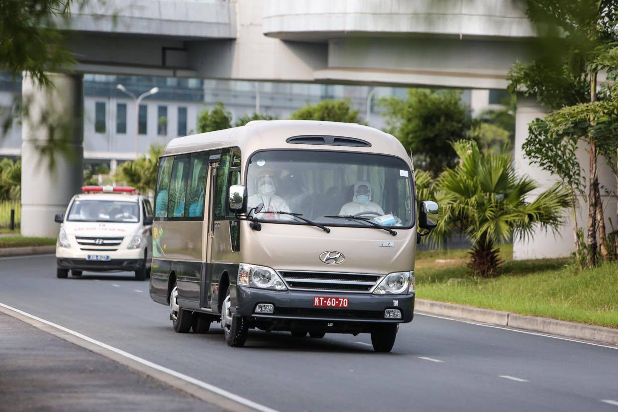 Cận cảnh: &quot;Chuyến bay lịch sử&quot; đưa 219 lao động Việt Nam từ Guinea Xích đạo hạ cánh xuống sân bay Nội Bài - Ảnh 7.