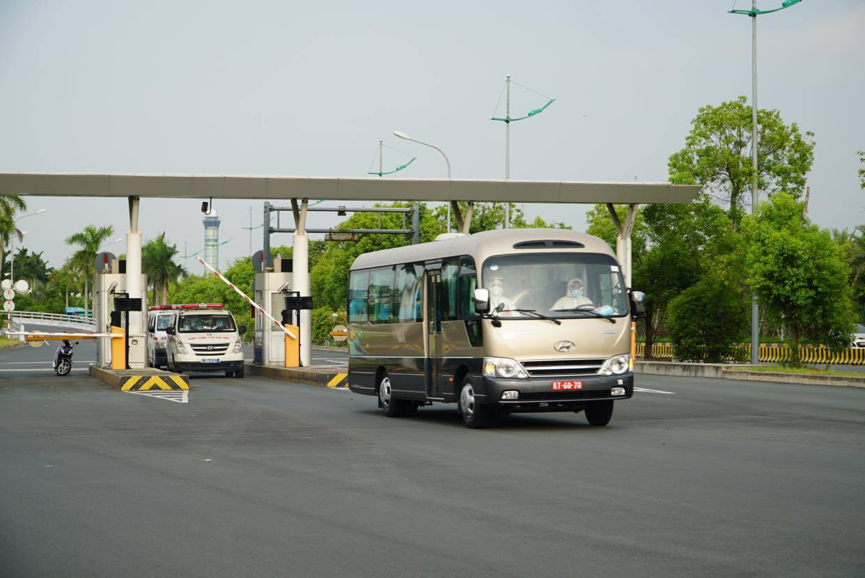 Cận cảnh: &quot;Chuyến bay lịch sử&quot; đưa 219 lao động Việt Nam từ Guinea Xích đạo hạ cánh xuống sân bay Nội Bài - Ảnh 5.