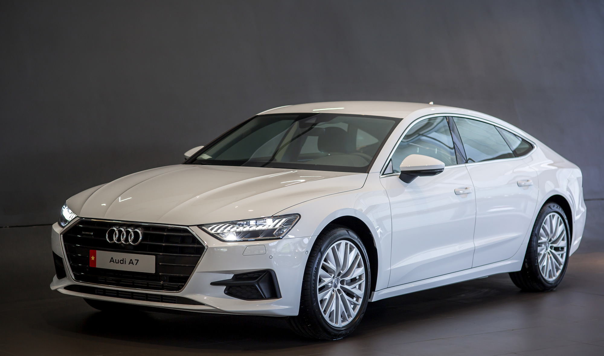 Audi A7 Sportback mới đã về đại lý: Đối thủ của Mercedes CLS và BMW 6-Series tại Việt Nam - Ảnh 1.