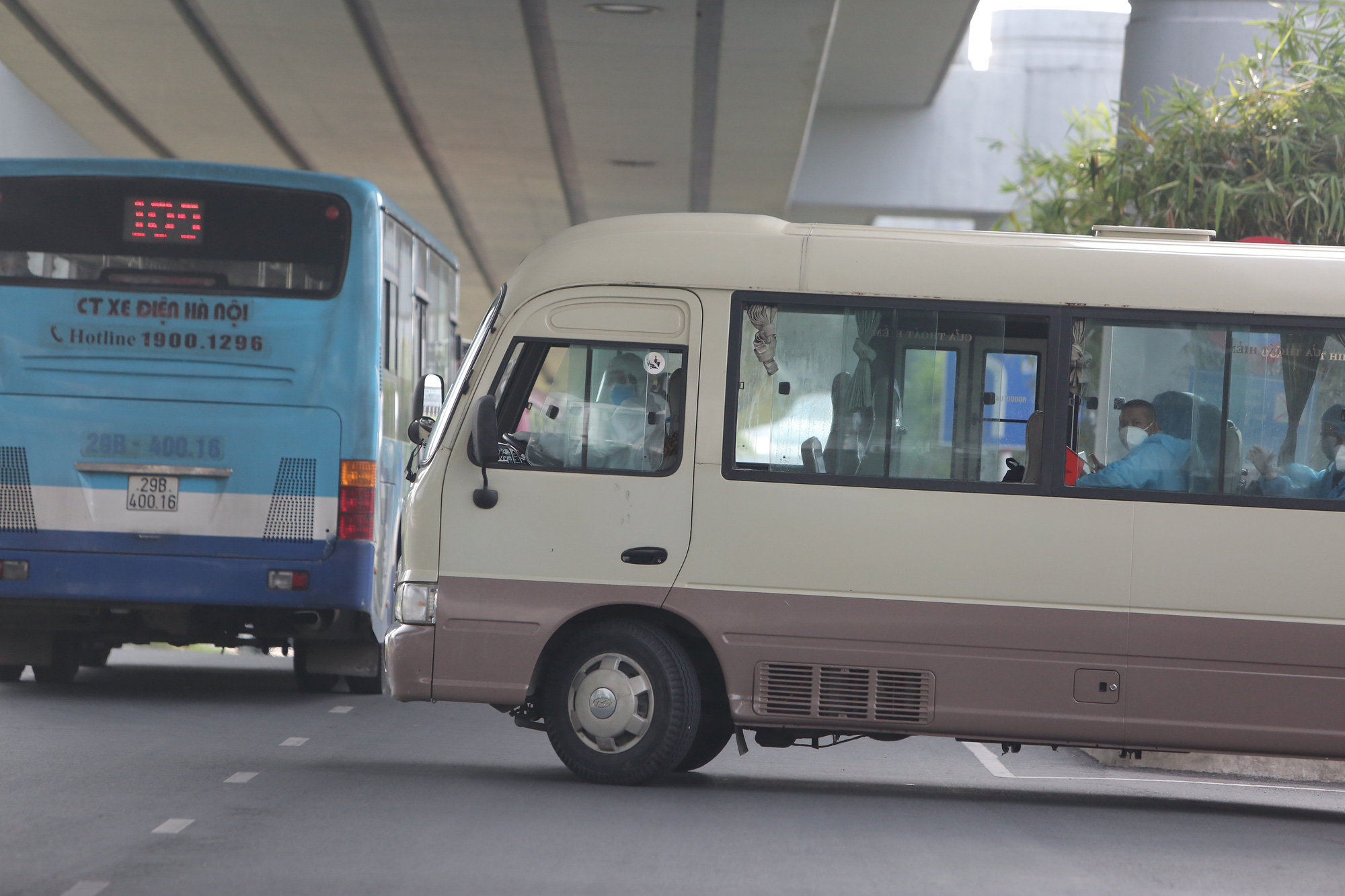 Cận cảnh: &quot;Chuyến bay lịch sử&quot; đưa 219 lao động Việt Nam từ Guinea Xích đạo về nước hạ cánh xuống sân bay Nội Bài - Ảnh 1.