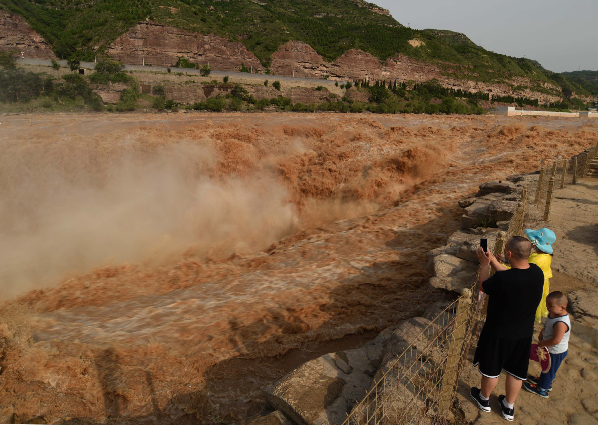 Mùa lũ về cuồn cuộn ở thác nước màu vàng lớn nhất thế giới tại Trung Quốc, du khách kéo nhau đến chụp ảnh lưu niệm - Ảnh 2.