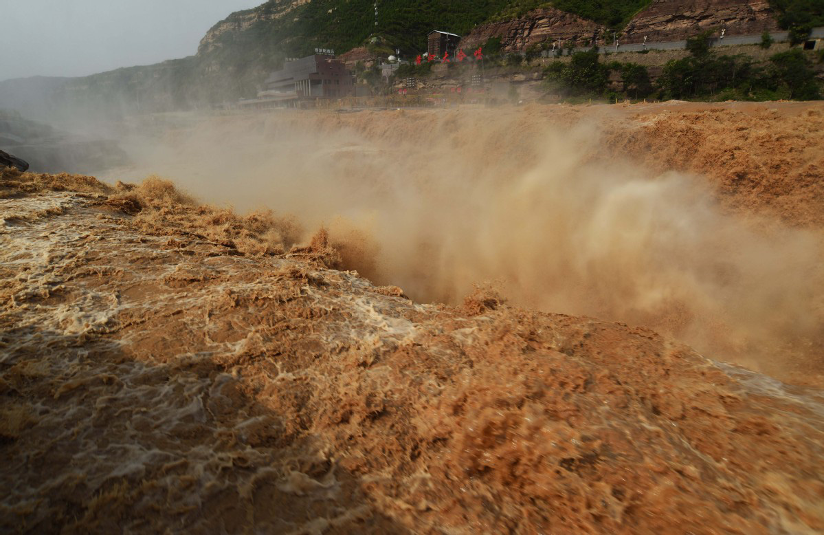 Mùa lũ về cuồn cuộn ở thác nước màu vàng lớn nhất thế giới tại Trung Quốc, du khách kéo nhau đến chụp ảnh lưu niệm - Ảnh 3.