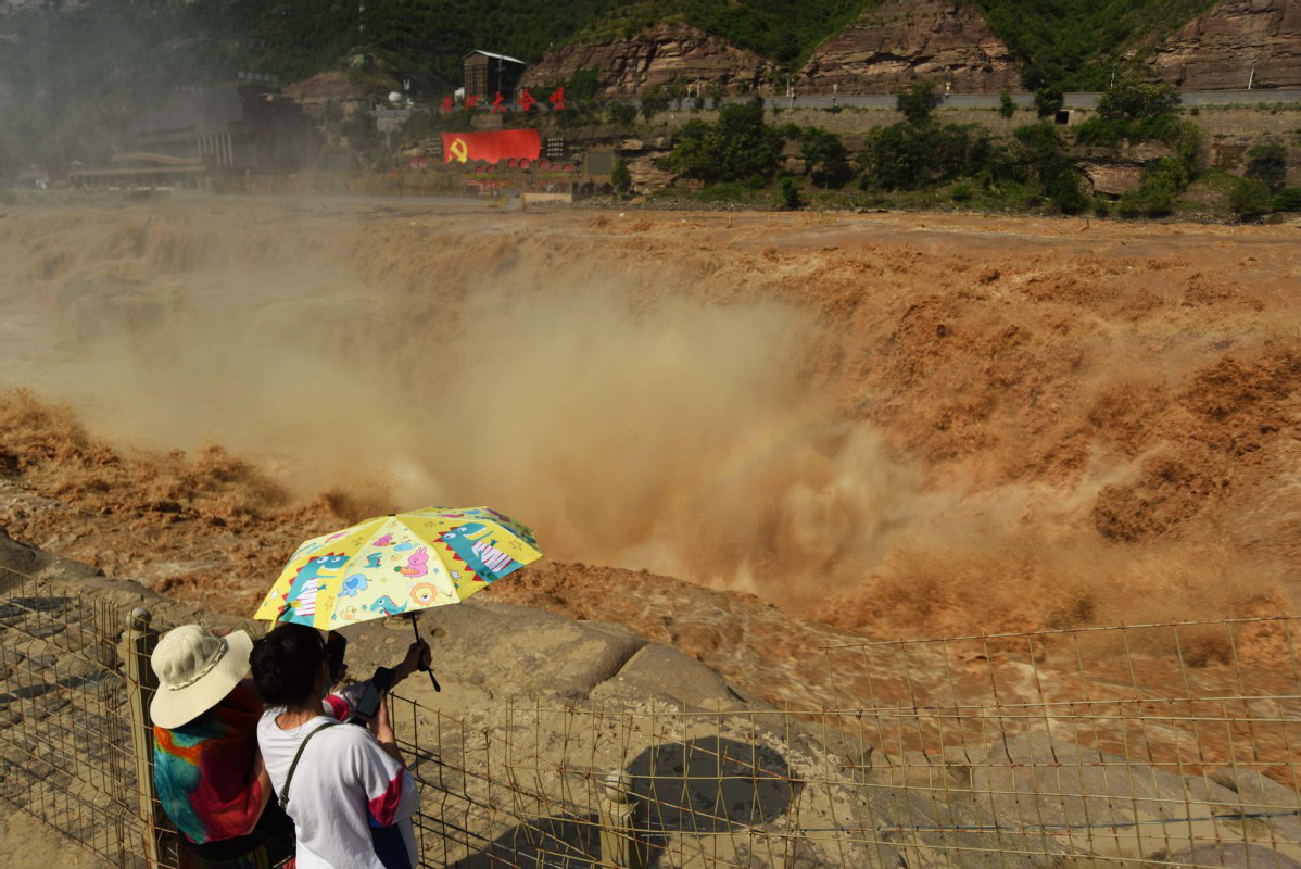 Mùa lũ về cuồn cuộn ở thác nước màu vàng lớn nhất thế giới tại Trung Quốc, du khách kéo nhau đến chụp ảnh lưu niệm - Ảnh 4.