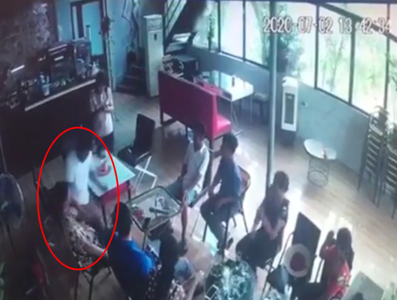 Clip: Khoảnh khắc gã đàn ông bất ngờ đâm bạn tử vong trong quán cafe ở Hà Nội - Ảnh 2.