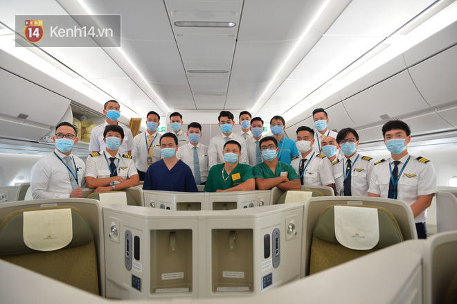 Một giờ sau khi chuyến bay từ Guinea cất cánh, ở khoang hành khách dương tính 1 bệnh nhân sốt cao, thêm 1 người khó thở... - Ảnh 2.
