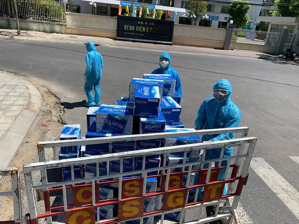 Tình người trong lúc khó khăn vì Covid-19 ở Đà Nẵng: Phát mì tôm dọc đường cho sinh viên, đưa nước miễn phí vào bệnh viện C - Ảnh 2.