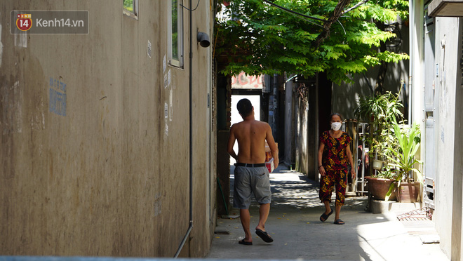 Nhịp sống tại khu phố Mễ Trì, nơi bệnh nhân Covid-19 số 447 từng sinh sống: Người thân cung cấp nhu yếu phẩm để mọi người yên tâm chống dịch - Ảnh 5.