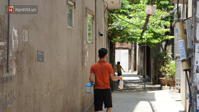 Nhịp sống tại khu phố Mễ Trì, nơi bệnh nhân Covid-19 số 447 từng sinh sống: Người thân cung cấp nhu yếu phẩm để mọi người yên tâm chống dịch - Ảnh 11.