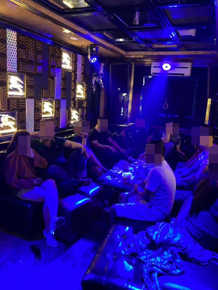 26 nam nữ dương tính ma tuý trong nhà hàng khi TP. HCM vừa tạm đóng cửa quán bar - Ảnh 2. 26 nam nữ dương tính ma tuý trong nhà hàng khi TP. HCM vừa tạm đóng cửa quán bar - Ảnh 2.