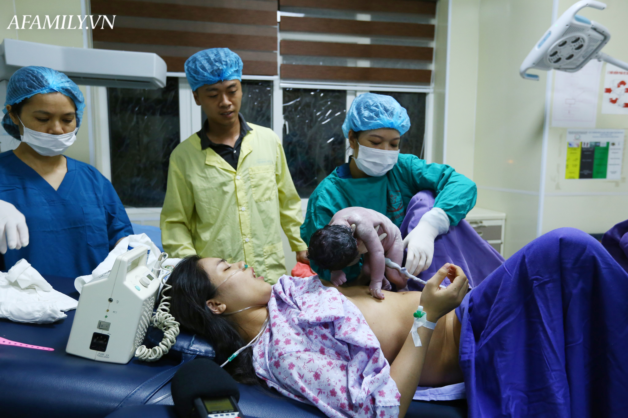 Phòng sinh thân thiện ở Bệnh viện Sản nhi Quảng Ninh: Sản phụ nào cũng được có người nhà đi kèm động viên lúc vượt cạn mà không mất thêm chi phí - Ảnh 3.
