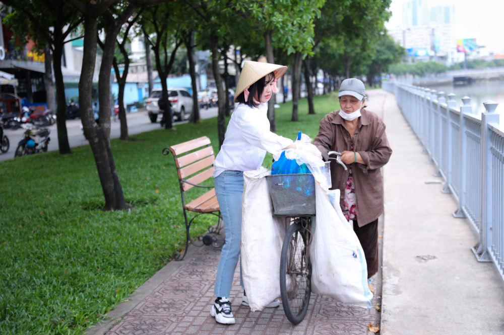 Diệu Nhi gây xúc động khi xông xáo xắn tay áo, lần đầu nhặt ve chai giữa lòng Sài Gòn để giúp đỡ cặp vợ chồng già nghèo khổ - Ảnh 5.