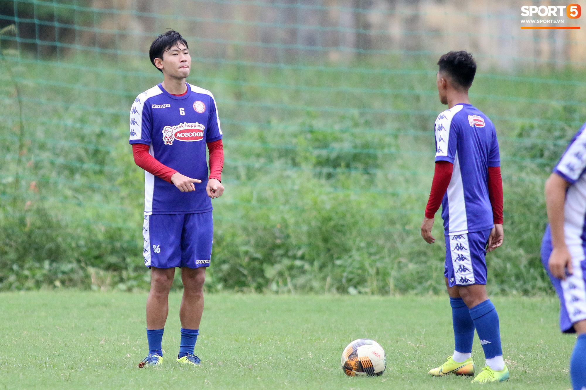 Công Phượng đá trúng xà ngang và cho Phi Sơn ăn hành hít đất - Ảnh 7.