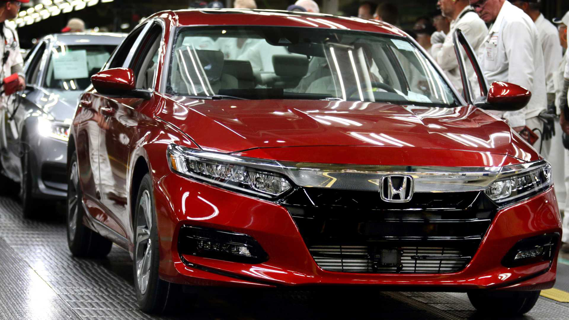 Honda dùng cả nhân viên văn phòng để sản xuất xe - Ảnh 1. Honda dùng cả nhân viên văn phòng để sản xuất xe - Ảnh 1.